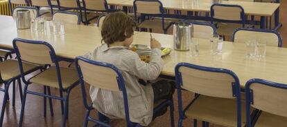 Un ni&ntilde;o toma el almuerzo en un comedor escolar de un colegio de Barcelona. 