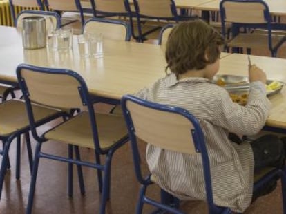 Un ni&ntilde;o toma el almuerzo en un comedor escolar de un colegio de Barcelona. 