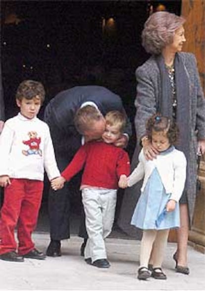 La reina Doña Sofía con sus nietos.