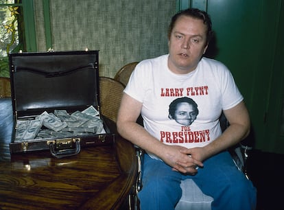 Larry Flynt, con un maletín lleno de dinero,  el 27 de octubre de 1983 en Los Ángeles. 