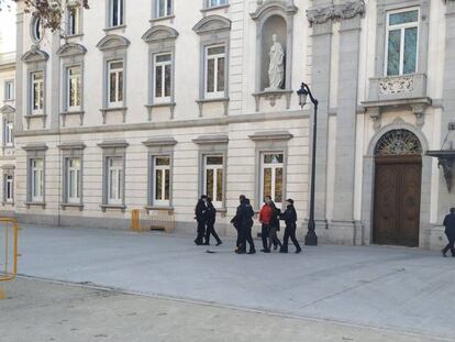 Agentes de la Policía Nacional detienen a jóvenes independentistas ante el Supremo.