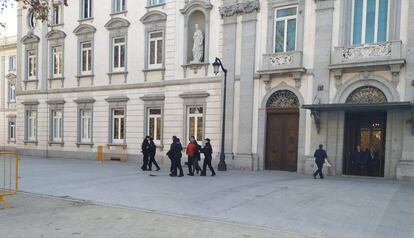 Agentes de la Policía Nacional detienen a jóvenes independentistas ante el Supremo.