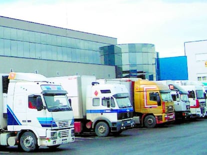 Camiones ante un almacén de mercancías.