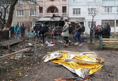 Lugar donde se ha estrellado el helicóptero, este miércoles en la ciudad de Brovary, a las afueras de Kiev. Kiev y sus alrededores, incluido Brovari, se han levantado esta mañana cubiertos por niebla. Un vídeo difundido en Telegram del helicóptero poco antes de estrellarse, grabado por un vecino, mostraba la aeronave volando a muy baja altura y en condiciones climatológicas de poca visibilidad.
