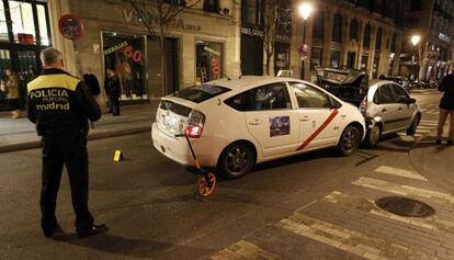 El taxi que arrolló a tres personas en la calle Atocha.