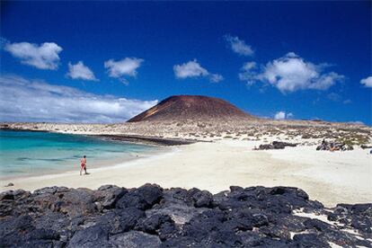 Arena y rocas volcánicas en la pequeña isla de La Graciosa, una de las excursiones durante la estancia en Lanzarote.