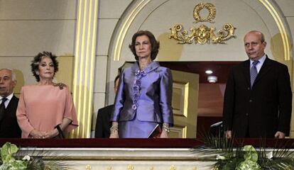 La reina Sof&iacute;a (centro), acompa&ntilde;ada por Teresa Berganza y el ministro de Educaci&oacute;n, Cultura y Deportes, Jos&eacute; Ignacio Wert, en el palco del Real.