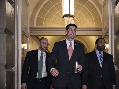 O líder republicano no Congresso, Paul Ryan, no centro.