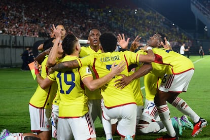 Los seleccionados colombianos festejan el gol de Rafael Santos Borré