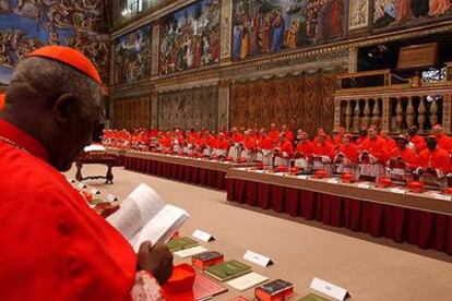 Los cardenales reunidos en la Capilla Sixtina leen el solemne juramento que precede al inicio del cónclave, antes de que se cierren las puertas.