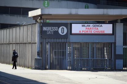 Vista de una de las puertas de acceso del estadio milanés de San Siro, antes del partido entre el Milan y el Génova, que se disputa a puerta cerrada.