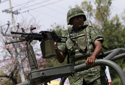 Un militar, durante el Día de la bandera en Iguala