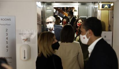 El candidato del PSOE, Ángel Gabilondo, este martes por la noche, en el hotel desde donde ha seguido los resultados electorales.