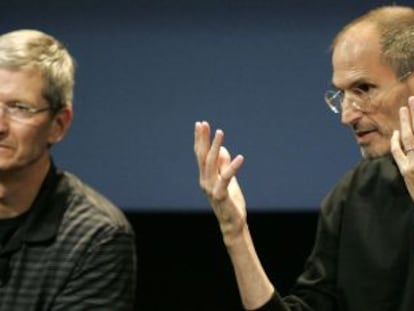 El actual consejero delegado de Apple, Tim Cook (izquierda), y su antecesor, Steve Jobs, en una foto de 2010.