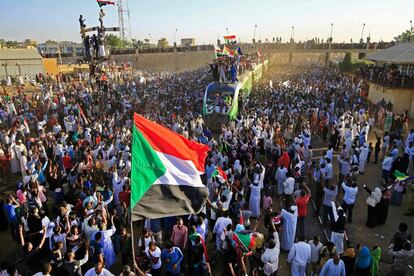 Una multitud de manifestantes celebran la llegada a la ciudad de Atbara desde la capital de Sudán, Jartum, para conmemorar el primer aniversario del levantamiento que derrocó a Omar al-Bashir, que usurpó el poder durante tres décadas, y exigir justicia para los manifestantes asesinados en el país.