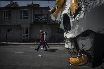 Raymundo Medina, cartonero de oficio y miembro del colectivo familiar "Jaén Cartonería" elabora desde hace 9 años en la Ciudad de México, calaveras para celebrar el tradicional día de muertos en México.