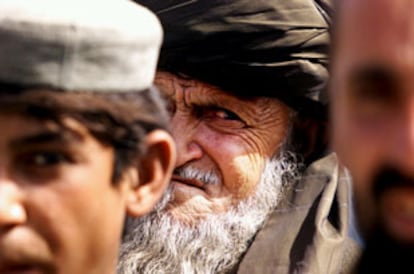 Un anciano, entre varios afganos llegados a Pakistán que han abandonado su país por temor a una ofensiva militar.