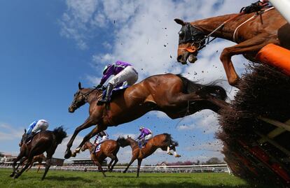 Carrera de caballos en Haydock, Inglaterra, en la que el ganador se lleva más de 3 millones de euros. 19 de abril de 2014.
