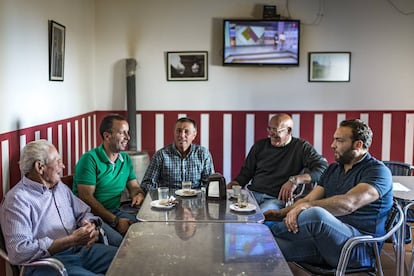 Varios vecinos de La Bazana reunidos en el teleclub del pueblo.