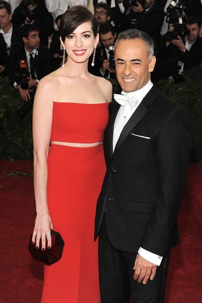 Costa acudió acompañado de Anne Hathaway a la Gala MET 2014. La actriz lució un vestido rojo, que le sentaba como un guante, del diseñador brasileño.