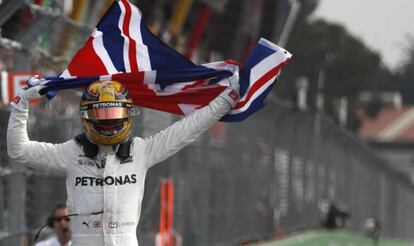 Hamilton celebra en México la conquista de su cuarto Mundial.