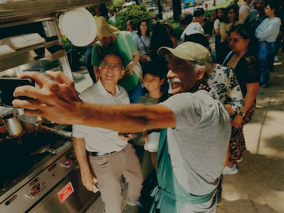 Thiru Kumar se hace selfis con sus clientes.