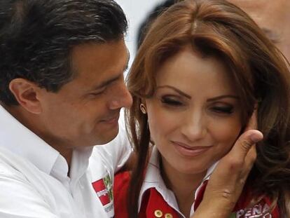 Angélica Rivera com seu marido, o presidente mexicano Enrique Peña Nieto, na campanha eleitoral de 2012.