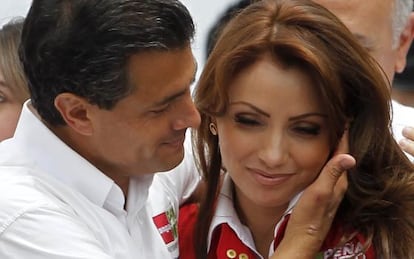 Angélica Rivera com seu marido, o presidente mexicano Enrique Peña Nieto, na campanha eleitoral de 2012.