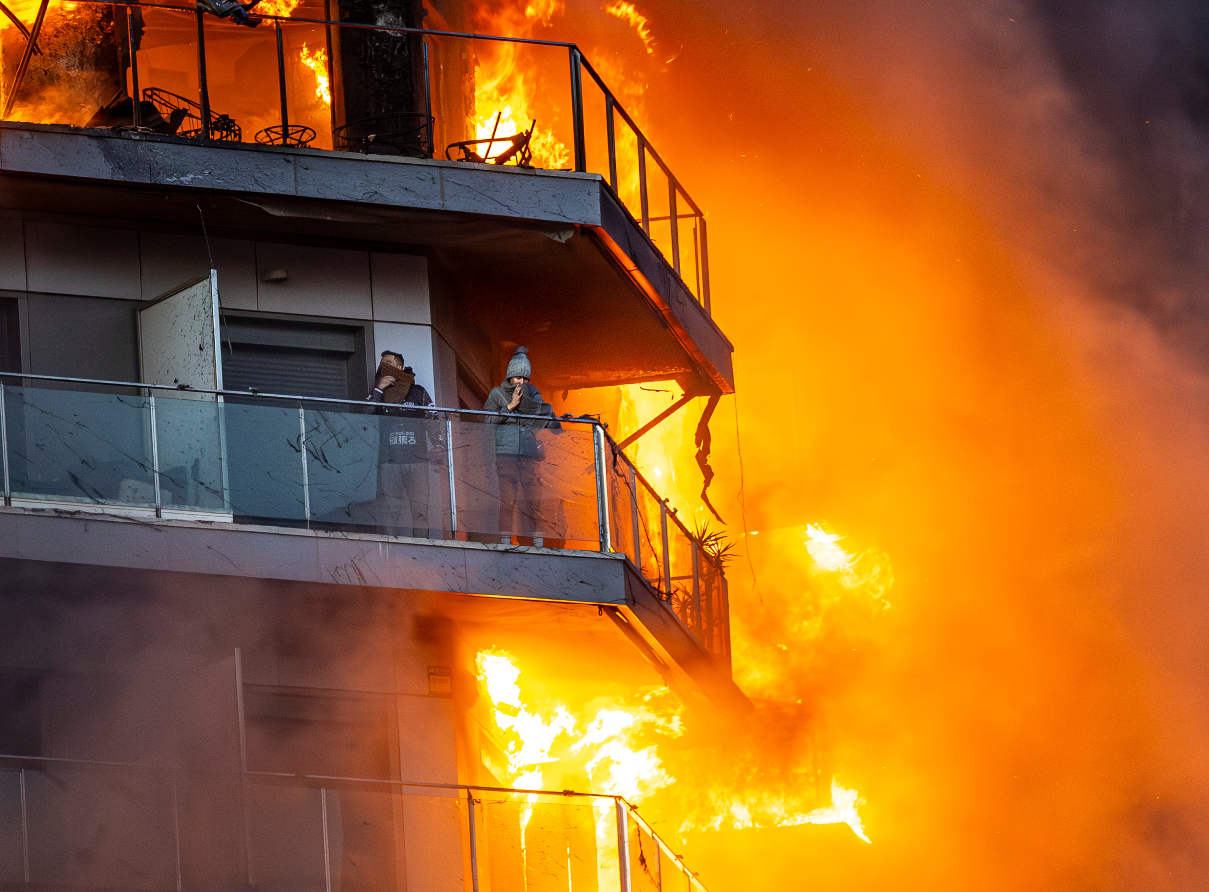 Dos personas aguardan en el balcón para ser rescatadas durante el incendio.