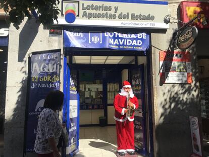 Pápa Noel en la entrada de Loterías y Apuestas del Estado en la calle Arenal este jueves.