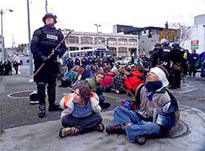 Jóvenes arrestados en la protesta contra la cumbre de la OMC en Seattle, en diciembre de 1999.