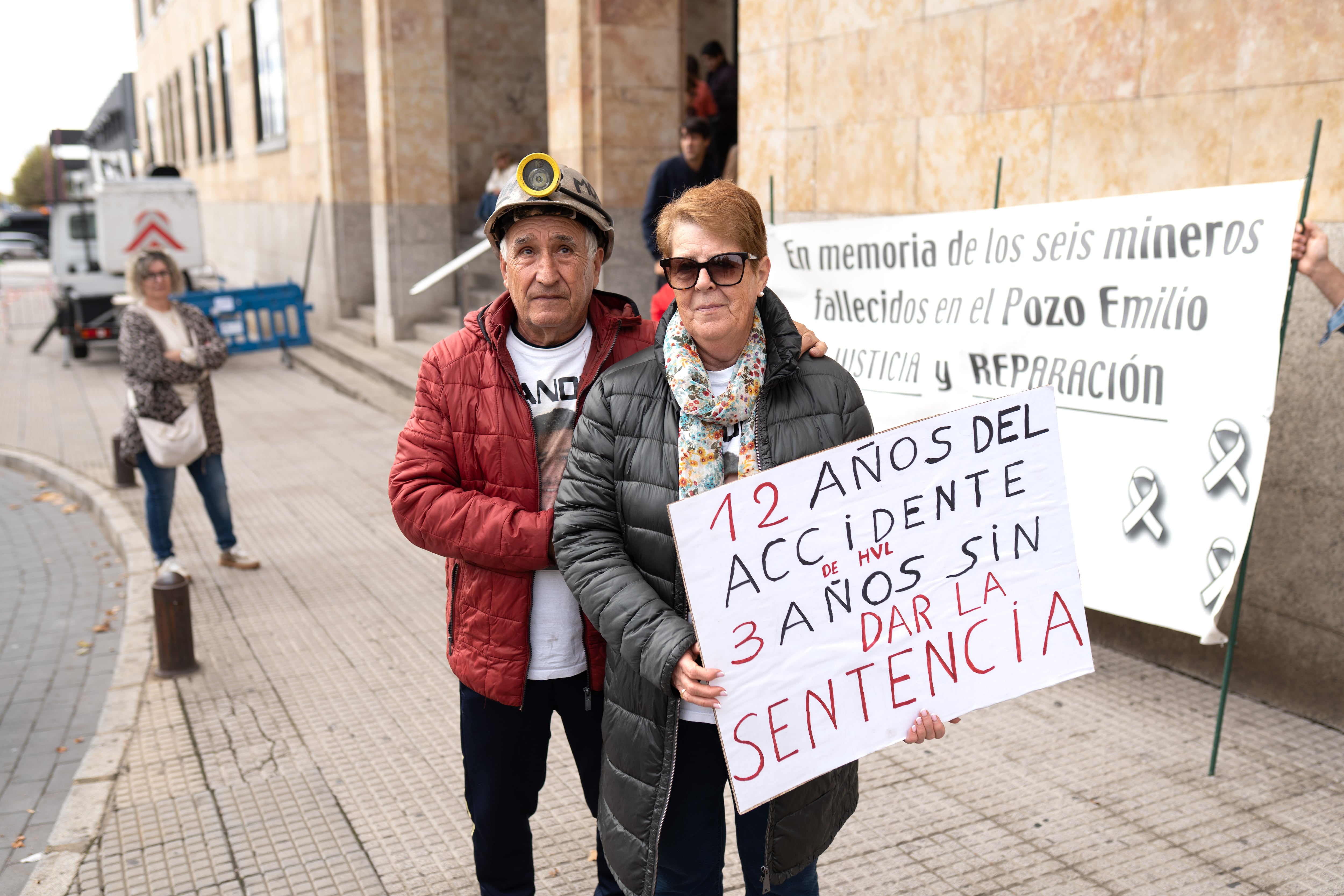 Manuel Moure y su mujer, Toñi Fernández, padres de uno de los mineros fallecidos hace 12 años, se manifiestan frente a los juzgados de León, el 20 de octubre.
