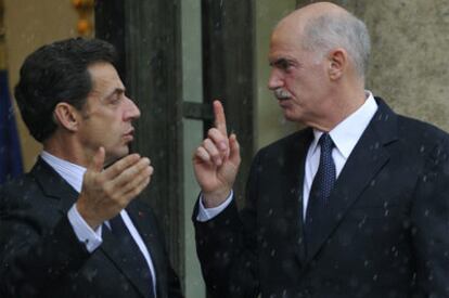 Sarkozy (izquierda) y Papandreu conversan tras su encuentro ayer en el Palacio del Elíseo en París.