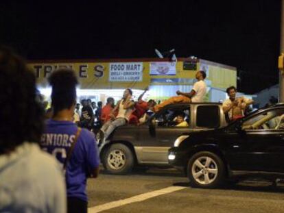 Vídeo mostra a violência policial contra Alton Sterling ao ser detido por dois agentes