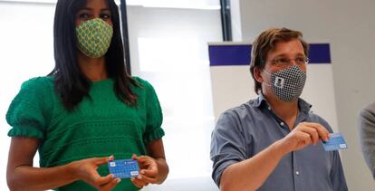 El alcalde de Madrid, José Luis Martínez-Almeida y la vicealcaldesa, Begoña Villacís, durante la presentación de la Tarjeta Familias, una nueva herramienta de atención social para 