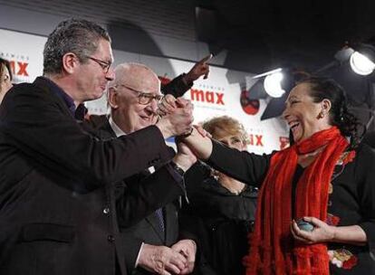 Cristina Hoyos saluda a Alberto Ruiz-Gallardón en presencia de José Luis Borau en la gala de los premios Max.