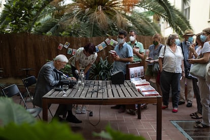 El escritor griego Theodor Kallifatides, firmando libros en la librería La Central durante el Llibrestiu