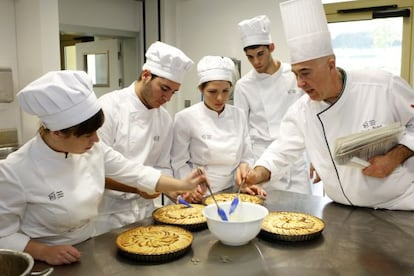 Alumnos del Basque Culinary Center durante una clase de repostería.