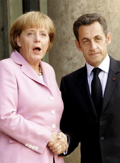 El presidente francés, Nicolas Sarkozy, recibe a la canciller alemán Angela Merkel, antes del inicio de la reunión de los países euorpeos del G-8