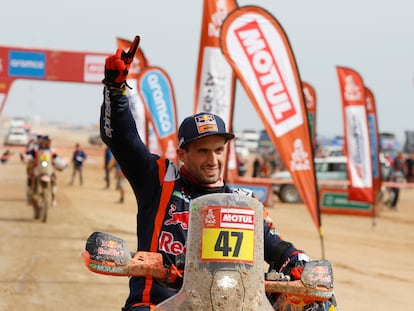 Kevin Benavides en su moto después de ganar el Rally Dakar, este domingo.