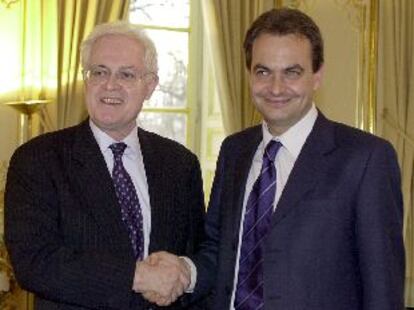 Lionel Jospin, primer ministro socialista francés, saluda ayer en París a José Luis Rodríguez Zapatero.