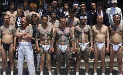 Varios miembros de la Yakuza, durante la celebración del festival Sanja Matsuri en Tokio.