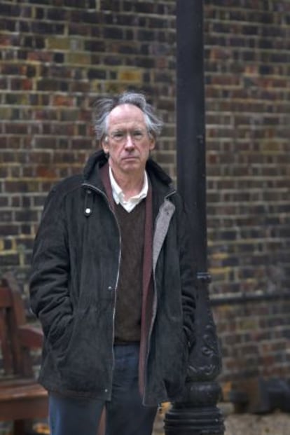 Ian McEwan junto a su casa, en Gray’s Inn, escenario de su nueva novela.