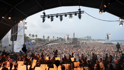 Una imagen del concierto que ofreció la Orquesta del Liceu hace un año en la playa del Bogatell, en Barcelona.