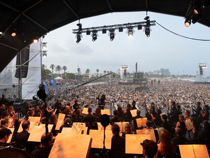 Una imagen del concierto que ofreció la Orquesta del Liceu hace un año en la playa del Bogatell, en Barcelona.