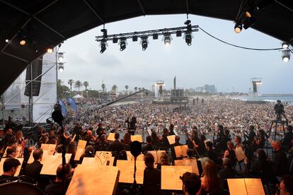 Una imagen de la orquesta del liceu tomada desde el escenario este martes en el concierto ofrecido en la playa de Bogatell.