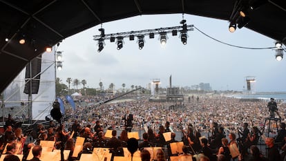Una imagen de la orquesta del liceu tomada desde el escenario este martes en el concierto ofrecido en la playa de Bogatell.