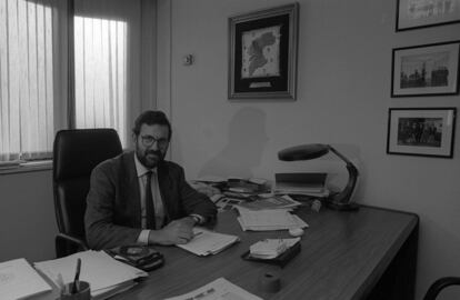 El político del partido popular Mariano Rajoy fotografiado en su despacho, en octubre de 1993.