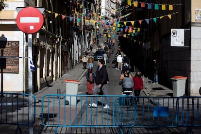 La calle Mira el Río Baja se ha habilitado para el tráfico de los transeúntes, pero no se ha permitido la colocación puestos en ella.