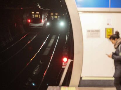 Una viajera en una estación de Metro a principios de febrero.